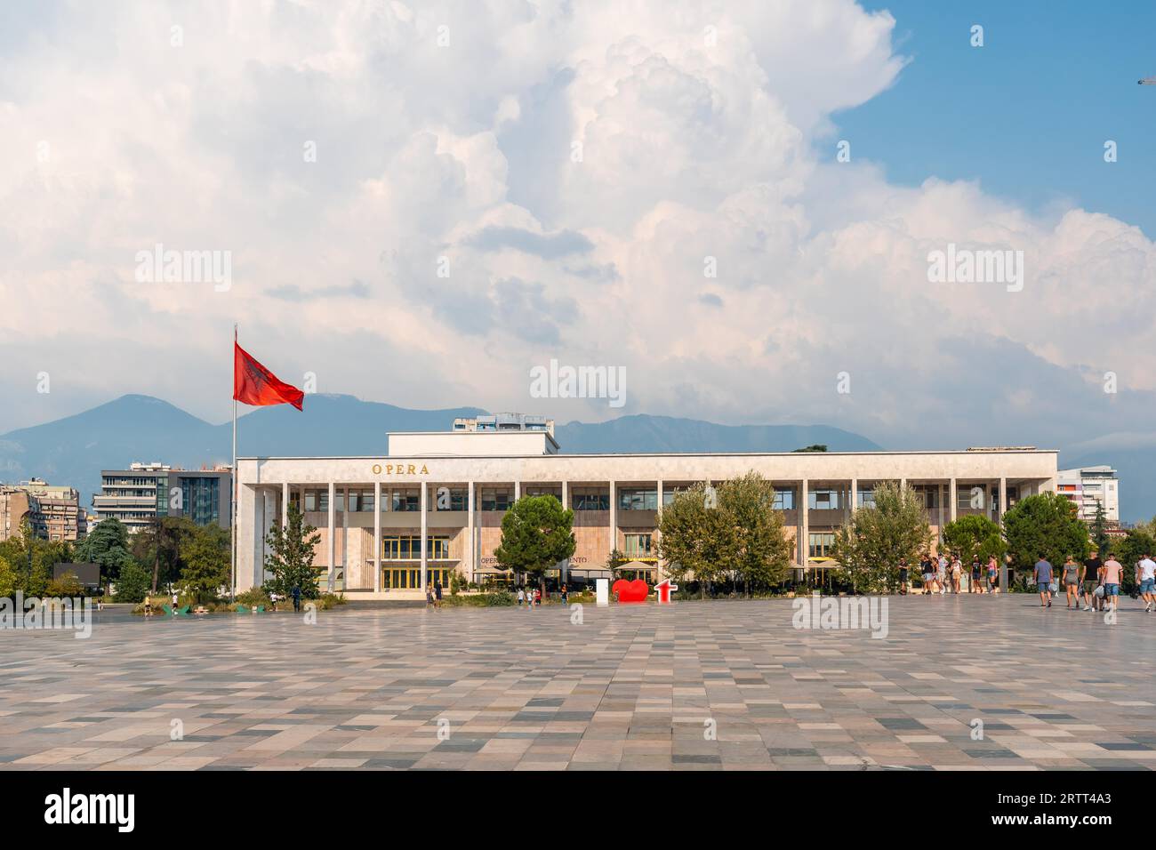 Der Eintritt zum Kulturpalast oder der Oper auf dem Skanderbeg-Platz in Tirana. Albanien Stockfoto