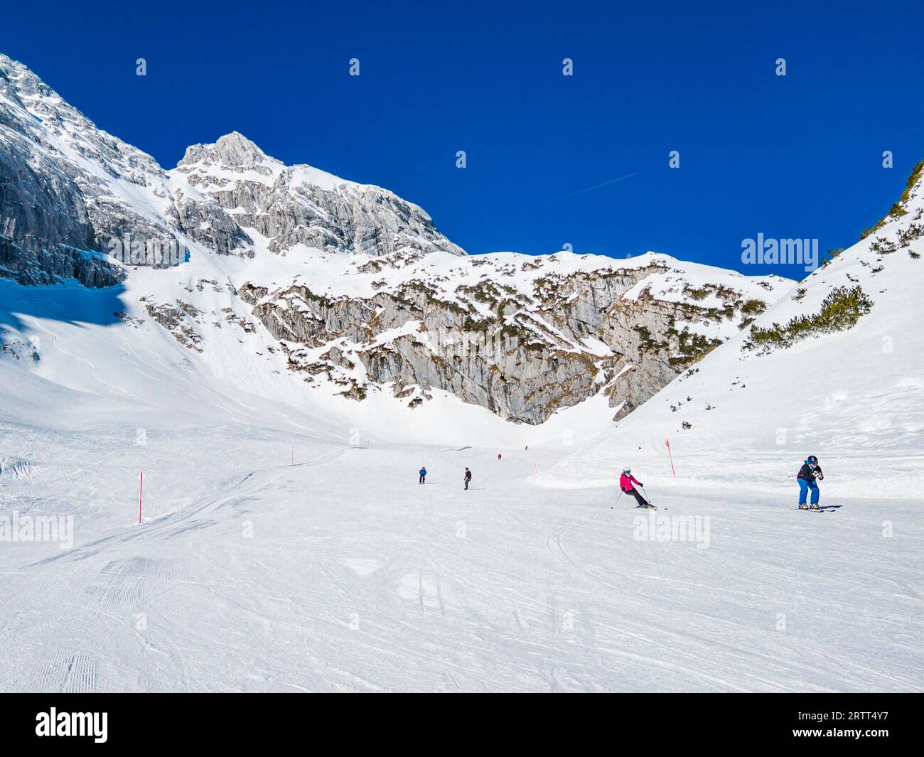 Skifahrer auf der Osterfelder Abfahrt, Skigebiet Garmisch Classic, Garmisch-Partenkirchen, Oberbayern Stockfoto