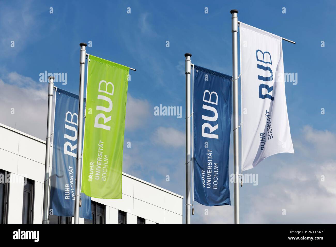 Ruhr-Universitaet Bochum, RUB, Flaggen mit Logo vor Neubau, Nordrhein-Westfalen, Deutschland Stockfoto