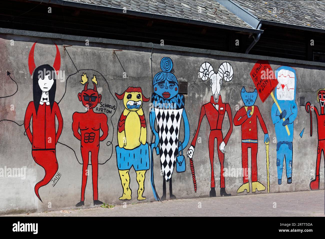 Bunte Fantasiefiguren, Wandgemälde von Studenten des Ensorinstituut, Kunstfestival Kristallschiff, Ostend, Westflandern, Belgien Stockfoto
