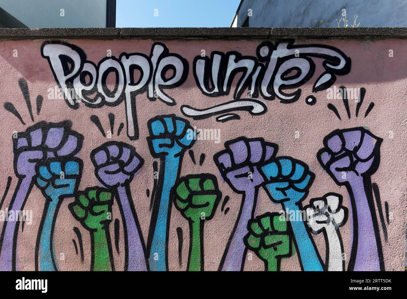 Ausgestreckte Hände mit geballter Faust, Buchstaben vereinen Menschen, Wandgemälde mit politischer Botschaft, zusammen stark, Bochum, Nordrhein-Westfalen, Deutschland Stockfoto