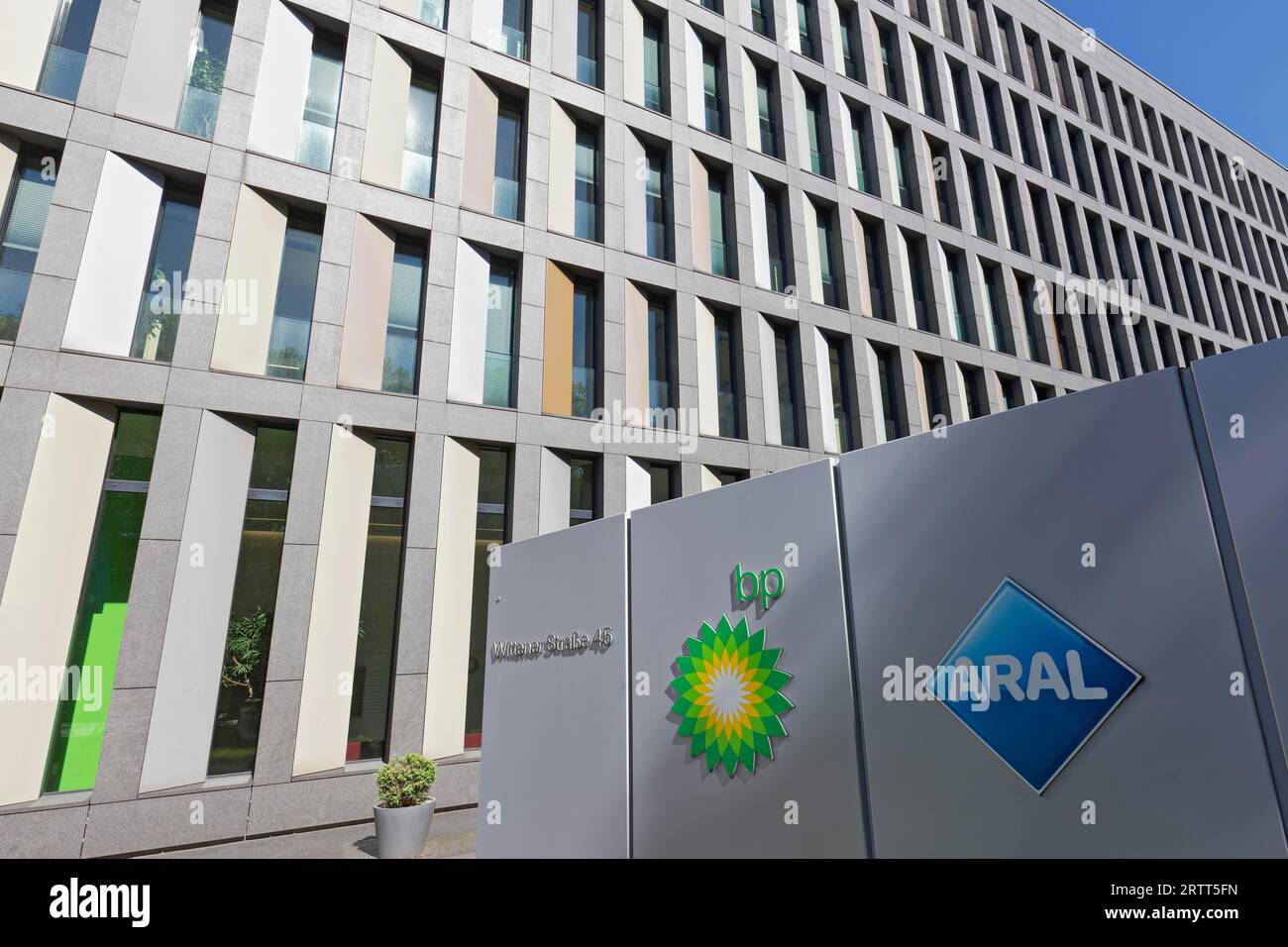 Hauptsitz der Aral AG und deutscher Verwaltungssitz der BP Europa SE, Logos vor dem Gebäude, Tankstellenbetreiber, Mineralöl Stockfoto