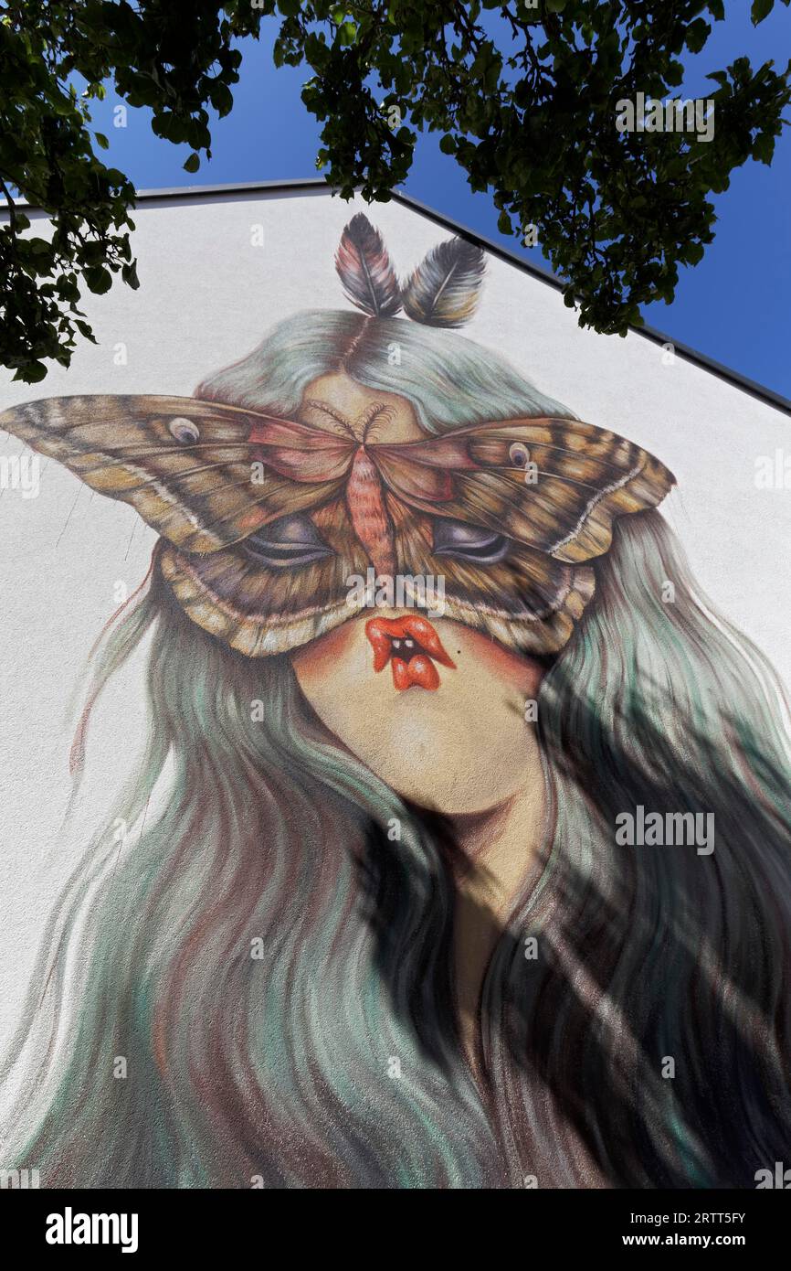 Porträt einer Frau mit spitzen Lippen und Schmetterling vor ihrem Gesicht, surreales Wandgemälde der Straßenkünstlerin Miss Van, Ostend, belgische Küste, West Stockfoto