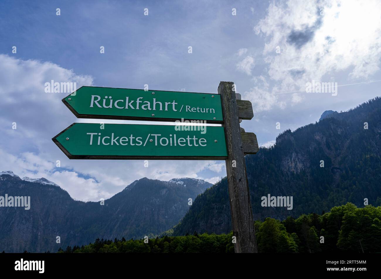 Grüne Schilder am Steg in Sankt Batrholomae, Bayern, Deutschland Stockfoto