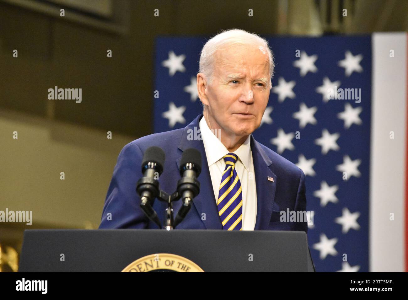 Largo, Usa. September 2023. Präsident Joe Biden spricht in einer Rede an einem Community College über die Wirtschaft. US-Präsident Joe Biden hält Bemerkungen zur Bidenomik am Prince George's Community College in Largo. US-Präsident Joe Biden sprach in seiner Rede über die Bedrohung der Republikaner, die Regierung zu schließen, die Bedrohung der Demokratie und seine Vision im Vergleich zum ehemaligen Präsidenten der Vereinigten Staaten Donald J. Trump. Quelle: SOPA Images Limited/Alamy Live News Stockfoto