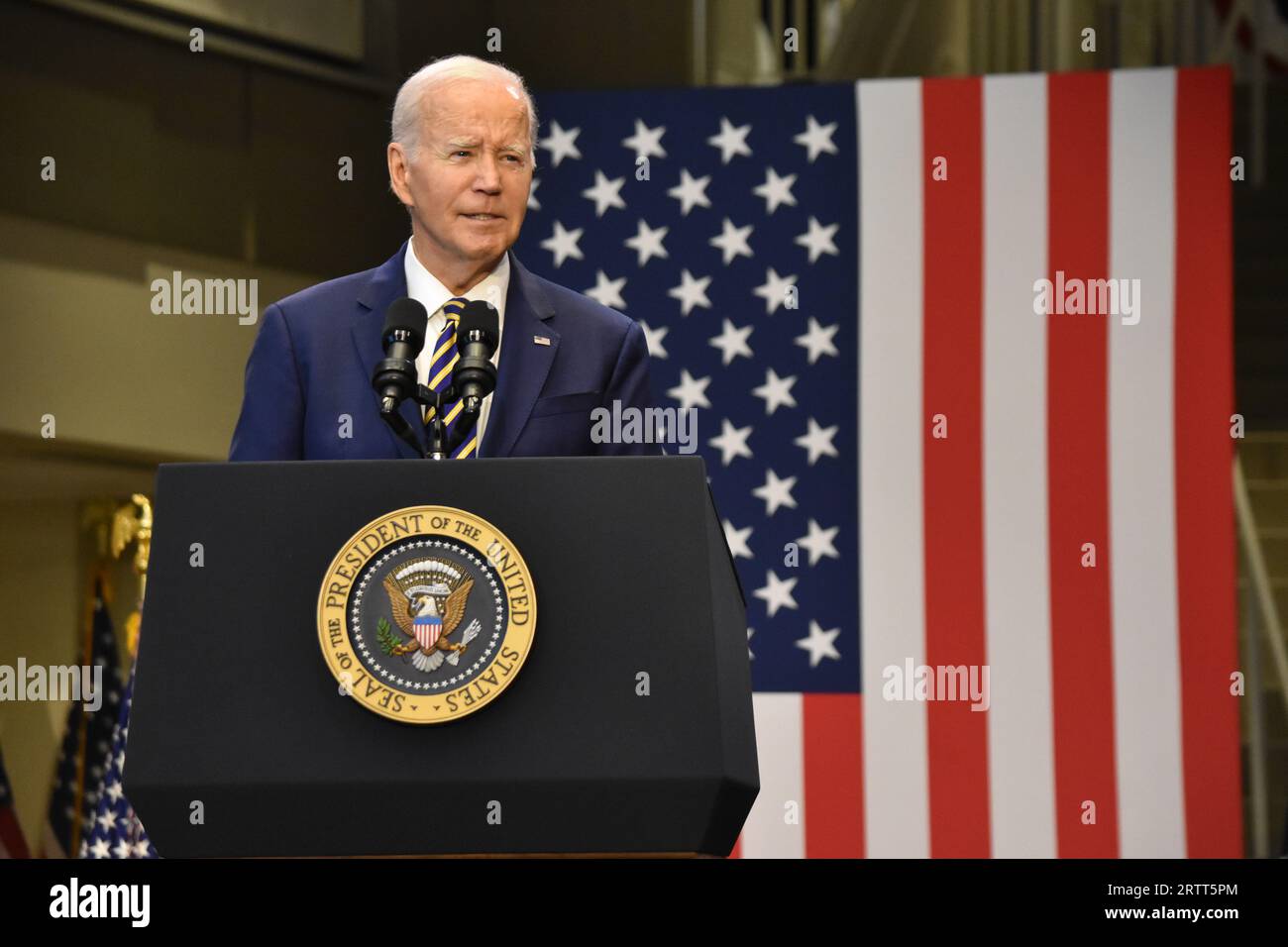 Largo, Usa. September 2023. Präsident Joe Biden spricht in einer Rede an einem Community College über die Wirtschaft. US-Präsident Joe Biden hält Bemerkungen zur Bidenomik am Prince George's Community College in Largo. US-Präsident Joe Biden sprach in seiner Rede über die Bedrohung der Republikaner, die Regierung zu schließen, die Bedrohung der Demokratie und seine Vision im Vergleich zum ehemaligen Präsidenten der Vereinigten Staaten Donald J. Trump. (Foto: Kyle Mazza/SOPA Images/SIPA USA) Credit: SIPA USA/Alamy Live News Stockfoto