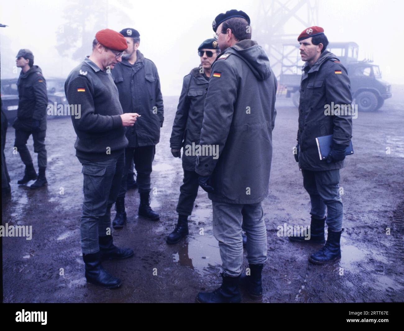 DEU, Deutschland: Die historischen Dias aus der Zeit 80-90, Soltau. Deutsche Streitkräfte. Manöver Big Bear . 80sOfficers Stockfoto