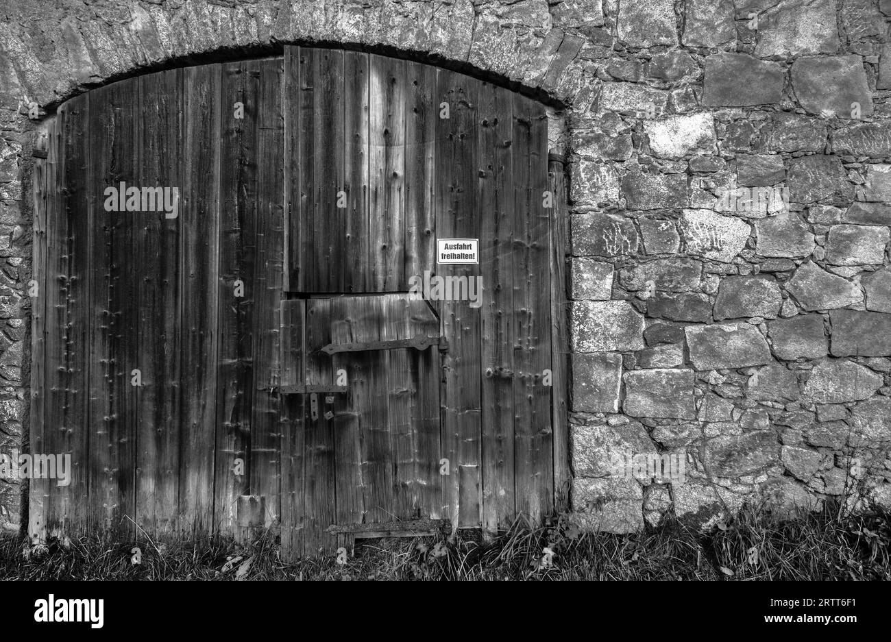 Alte Scheunentür mit Steinbruchmauer Stockfoto Alte Scheunentür mit Steinbruchmauer Stockfoto