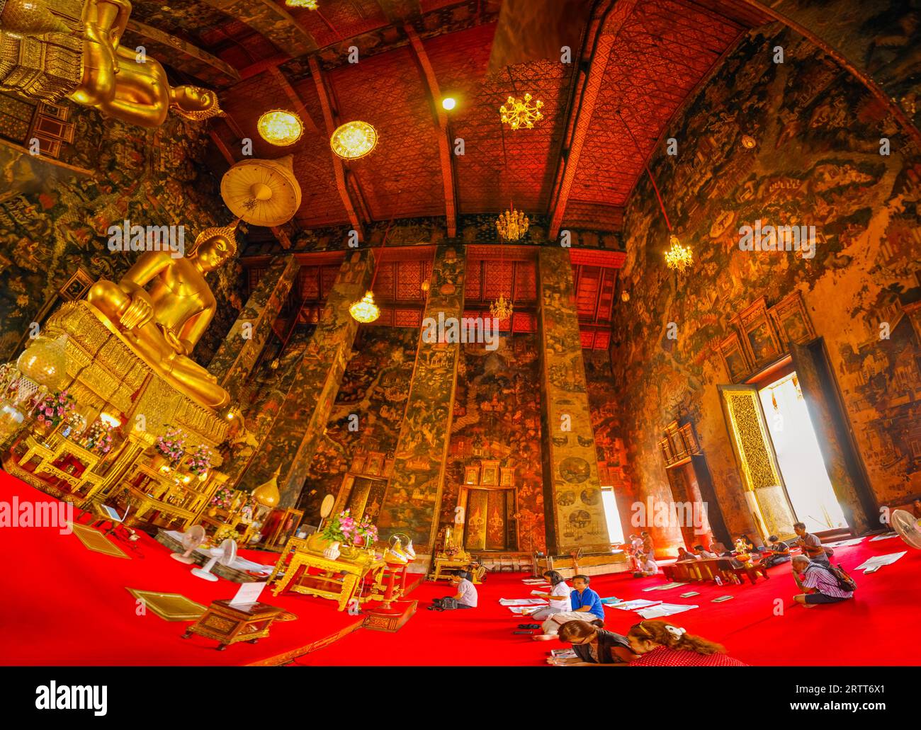 Foto der Architektur im buddhistischen Tempel Suthat Wat in Bangkok, Thailand Stockfoto