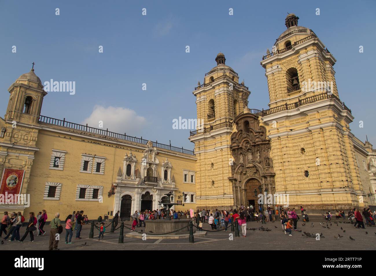 Lima, Peru, 5. September 2015: Menschen vor dem Kloster San Francisco Stockfoto