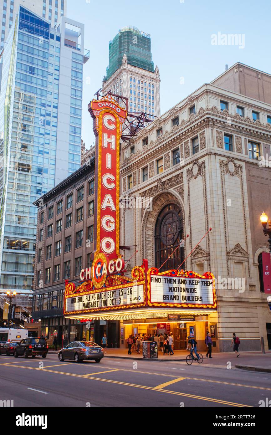 Chicago, USA, 13. August 2015: Chicago Theater mit Shows, die an einem frühen Sommerabend beginnen Stockfoto