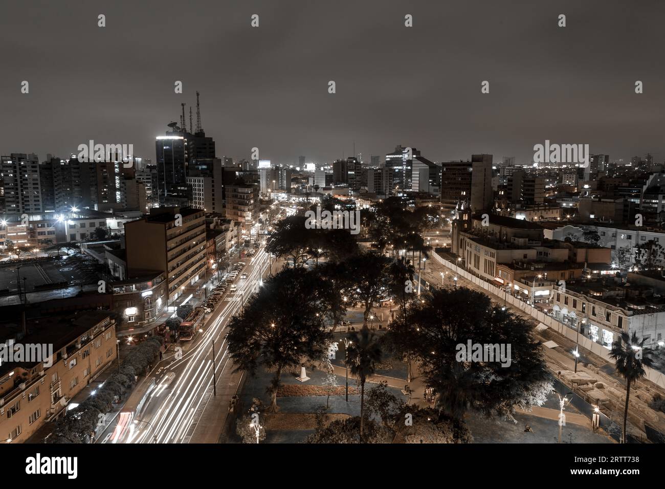 Lima, Peru, 6. September 2015: Schwarz-weiß-Aufnahme des Kennedy-Parks im Zentrum des Bezirks Miraflores bei Nacht Stockfoto