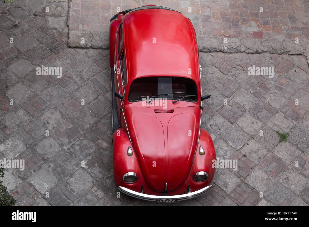 Arequipa, Peru, 16. Oktober 2015: Draufsicht auf einen roten Volkswagen KAEFER auf den Straßen von Arequipa Stockfoto