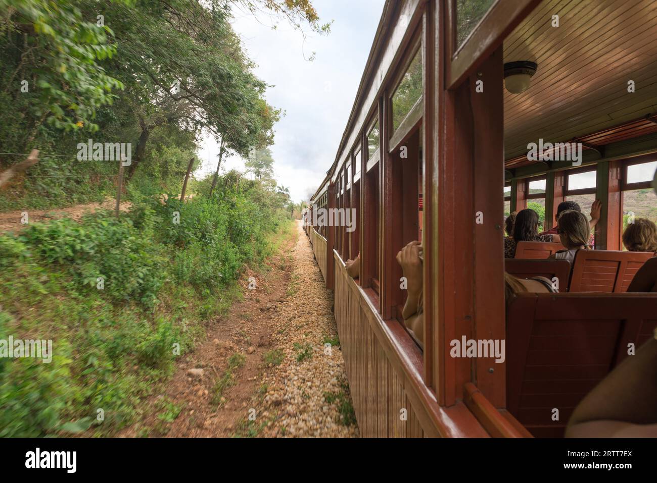 Tiradentes, Brasilien, 30. Dezember 2015: Touristen machen sich selbst ein Foto in der alten Mairauchbahn in Tiradentes, einer kolonialen UNESCO-Weltkulturerbestadt in South Carolina Stockfoto