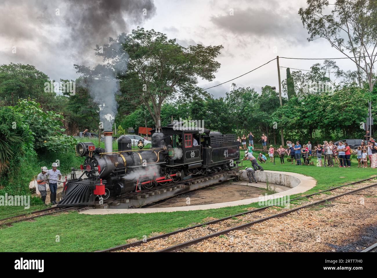 Tiradentes, Brasilien, 30. Dezember 2015: Old May Smoke Train in Tiradentes, einer kolonialen UNESCO-Weltkulturerbestadt. Der Zug steht auf einem Drehschalter, u Stockfoto