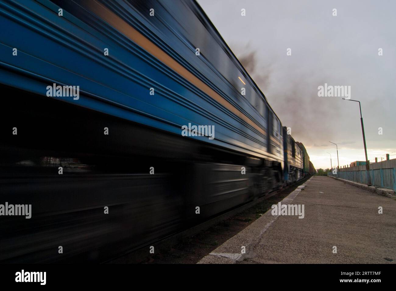 Diesellokomotive, die Güterzüge auf der Trans-mongolischen Eisenbahnstrecke aus Ulanbator in Richtung Süden, Ulanbator, Mongolei zieht Stockfoto