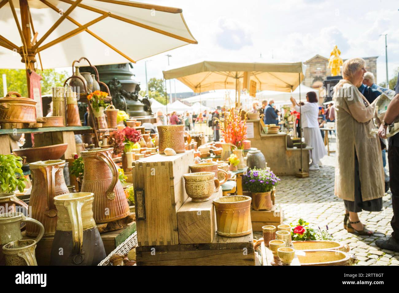 Einer der ersten Open-Air-Märkte Dresdens beim Goldenen Pferderennen, frisch renoviert und in der Sonne glänzend. Mit einem gültigen Hygienekonzept Stockfoto