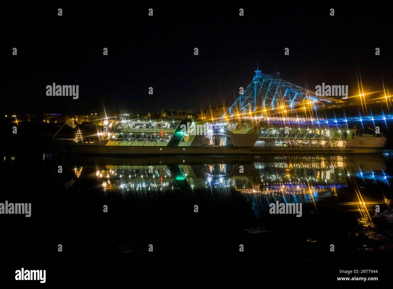 Lichterfahrt im Vorfeld der Weihnachtszeit auf der Elbe mit dem Salonschiff August der stark der Saechsischen Dampfschiffahrt bei Blauen Wunder Stockfoto