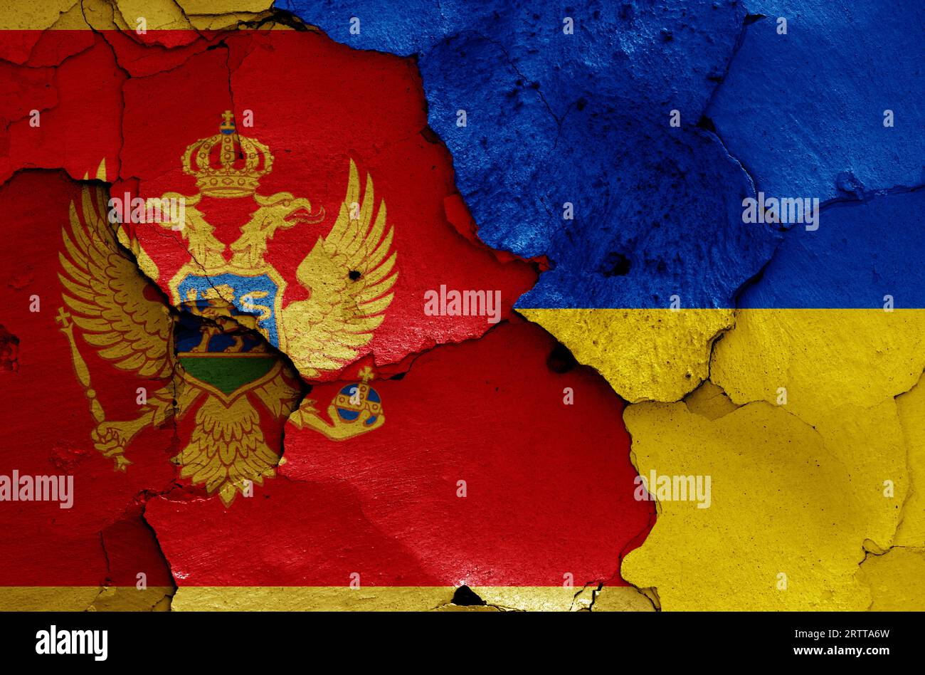 Die Flaggen Montenegros und der Ukraine sind auf gerissenen Wänden gemalt Stockfoto