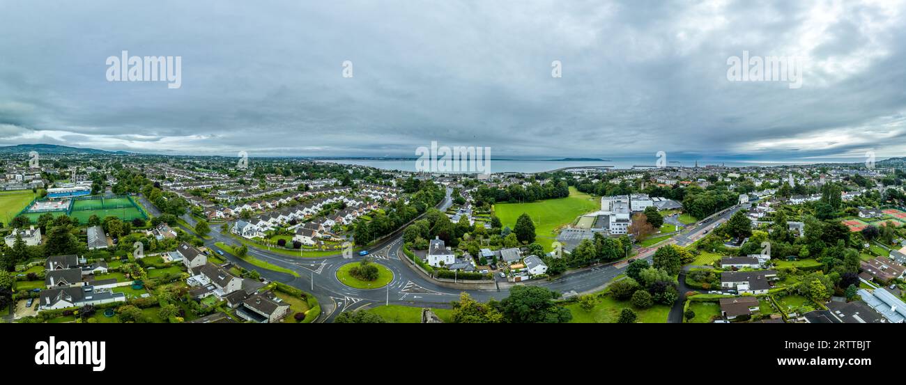 Blick aus der Vogelperspektive auf das Schloss Monkstown in der Nähe von Dublin Irland mit restauriertem Torturm und dramatischem Sonnenuntergang Stockfoto