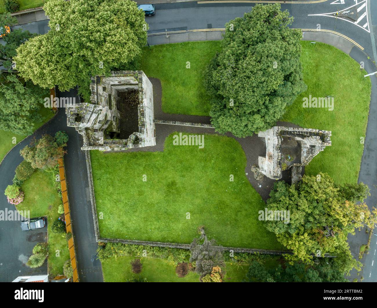 Blick aus der Vogelperspektive auf das Schloss Monkstown in der Nähe von Dublin Irland mit restauriertem Torturm und dramatischem Sonnenuntergang Stockfoto