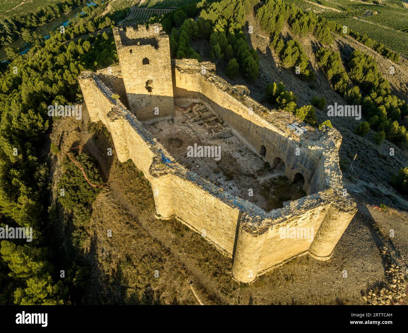 Blick aus der Vogelperspektive auf die Burg Davalillo oberhalb des Ebro-Flusses in Rioja Spanien, mit halbrunden Türmen und einem Turm mittelalterlicher Verteidigungsbauten Stockfoto