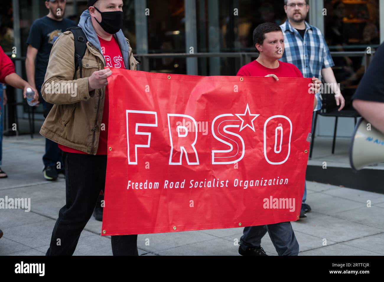 Seattle, USA. September 2023. Kurz nach 17:30 Uhr begannen die Demonstranten, von der Dexter Avenue und der Thomas St. zu marschieren Der Ort Jaahnavi Kandula wurde von einem SPD-Offizier getroffen und getötet, der auf einen Anruf ohne Licht und Sirenen Anfang dieses Jahres im Januar reagierte. Die Gruppe marschierte durch den Technologiebezirk von Seattle zum Polizeibezirk der West SPD. In den sozialen Medien kam es zu einer weit verbreiteten Empörung, als ein hochrangiger SPD-Offizier lachte und verächtliche Kommentare über den Wert des 23-jährigen Studentenlebens machte. Quelle: James Anderson/Alamy Live News Stockfoto