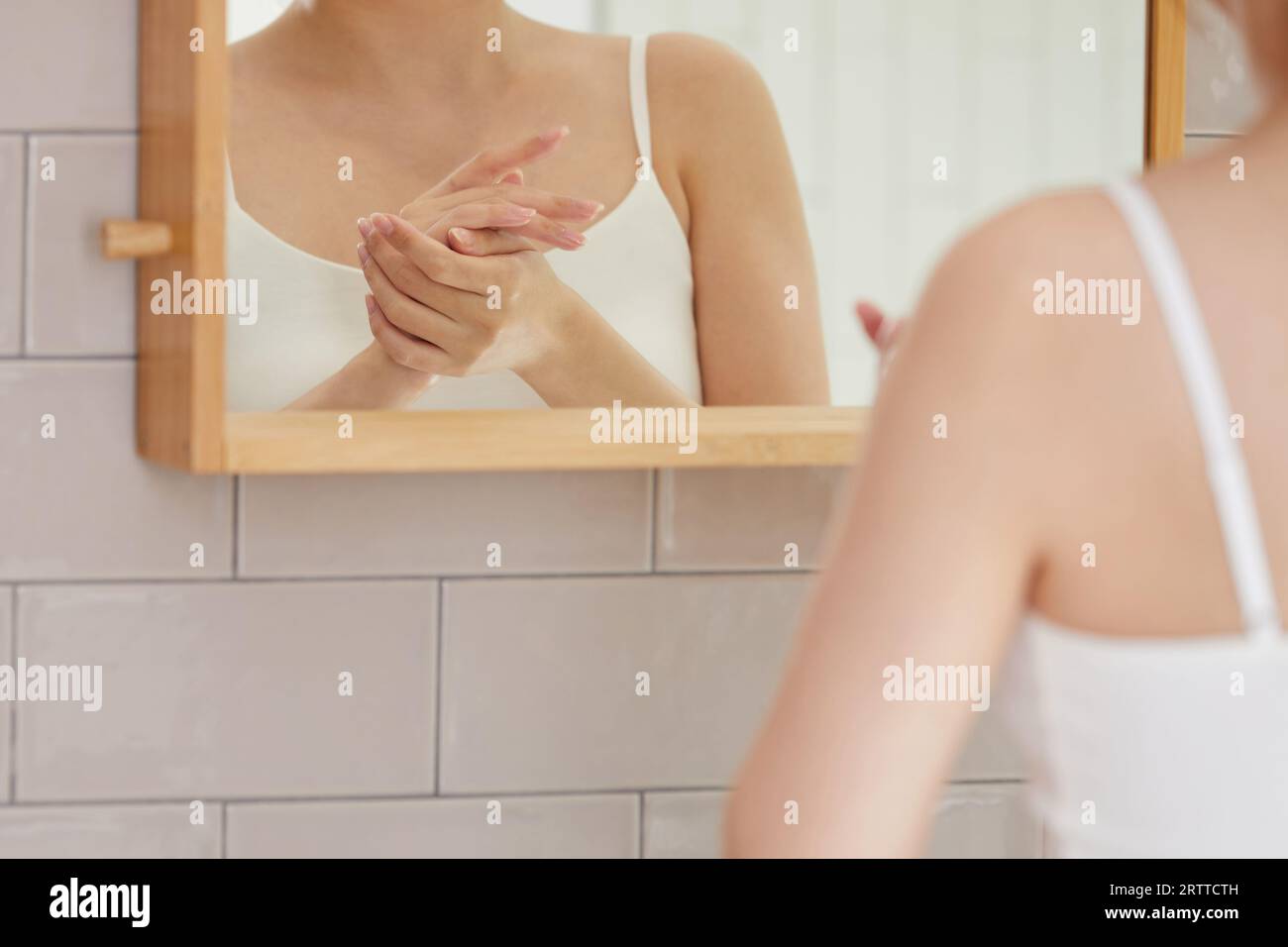 Beauty-Concept-Foto von koreanerin Aain Beautiful Woman und Handpflege Stockfoto