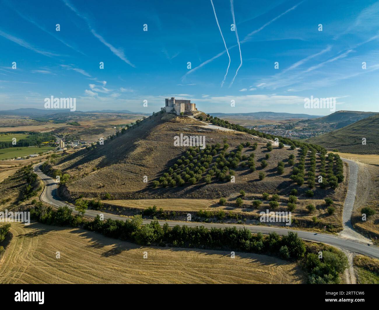 Blick aus der Vogelperspektive auf die restaurierte mittelalterliche Burg von Jadraque auf einem Hügel in Spanien in der Provinz Guadalajara, CastillaLa Mancha, oberhalb des Henares-Flusses, mit Stockfoto