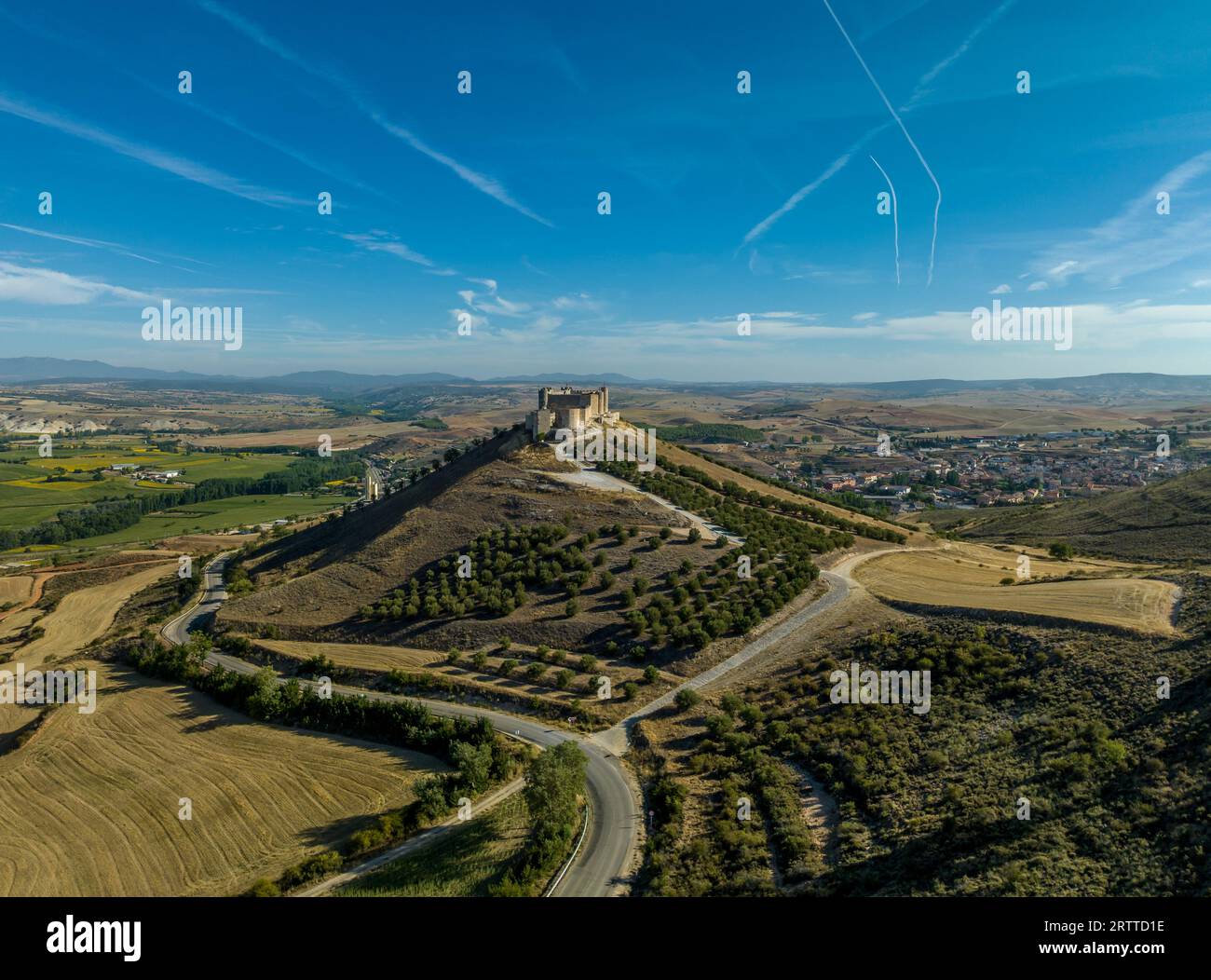 Blick aus der Vogelperspektive auf die restaurierte mittelalterliche Burg von Jadraque auf einem Hügel in Spanien in der Provinz Guadalajara, CastillaLa Mancha, oberhalb des Henares-Flusses, mit Stockfoto