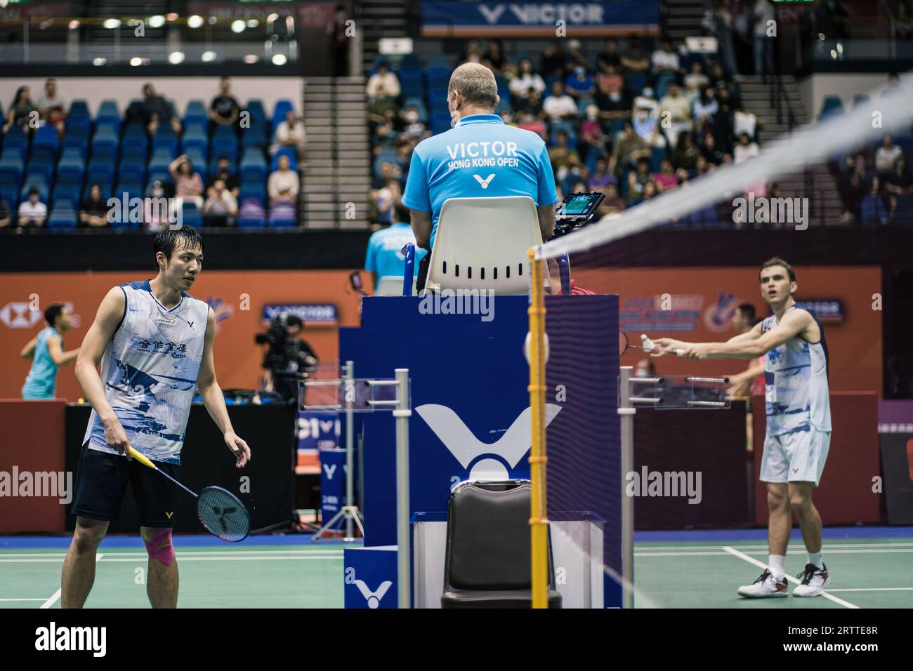 Hongkong, China. September 2023. (L-R) Wang Tzu Wei aus China Taipeh und Magnus Johannesen aus Dänemark spielen während der 16. Runde der Männer gegen Magnus Johannesen aus Dänemark am dritten Tag der VICTOR Hong Kong Open Badminton Championships 2023 im Hong Kong Coliseum. Dänemark 2:1 Chinesisch-Taipeh. (Foto: Ben Lau/SOPA Images/SIPA USA) Credit: SIPA USA/Alamy Live News Stockfoto