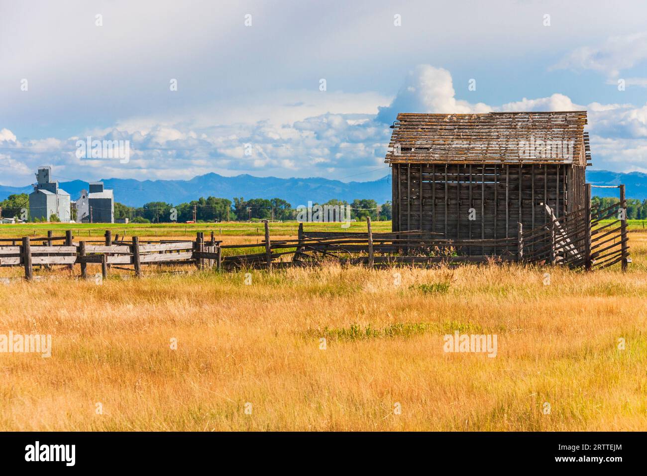 Verlassene Scheune in Idaho Farm im Teton Tal, auf der westlichen Seite der Teton-Bergkette. Stockfoto