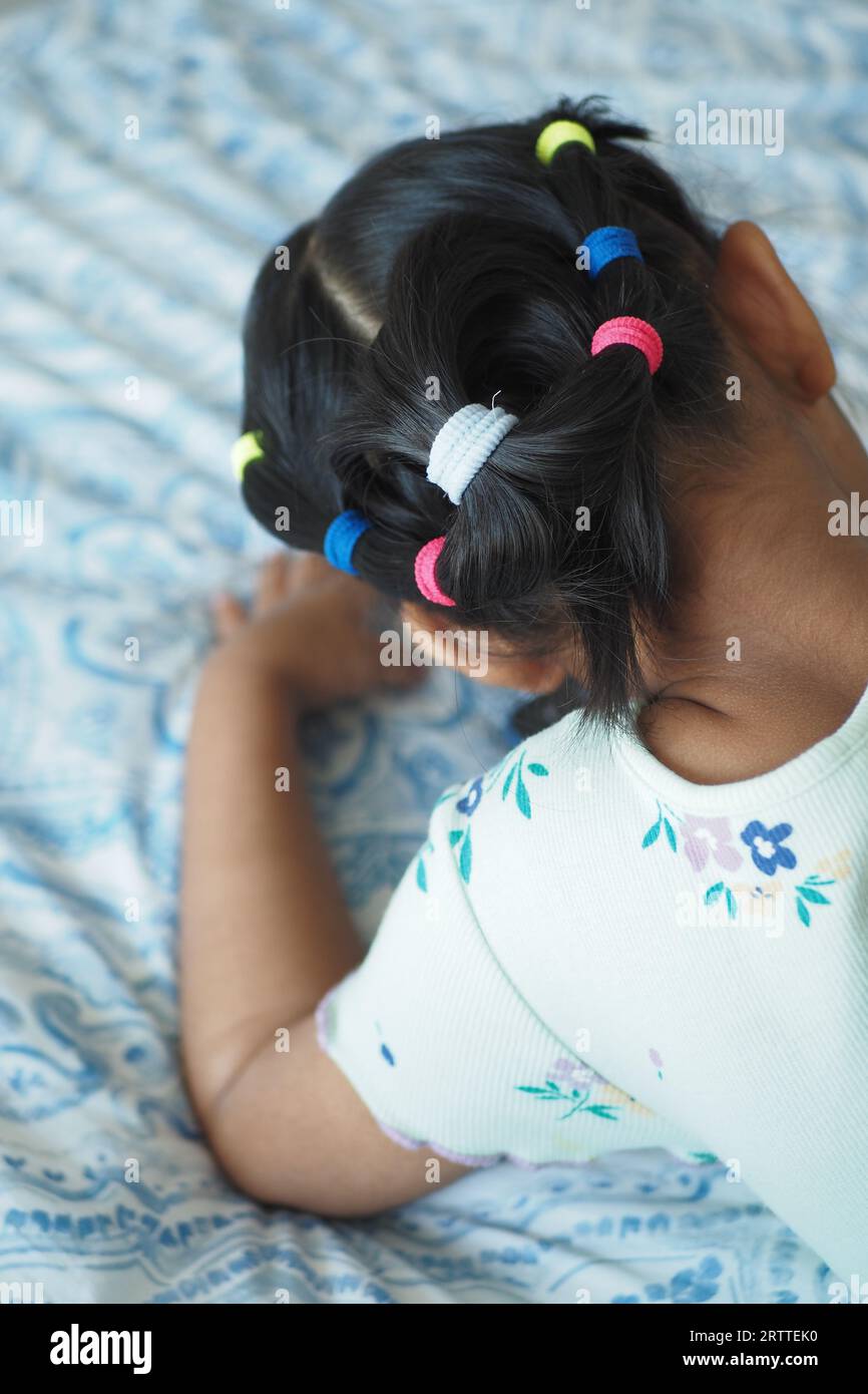 Ein schönes Band ist an ein Kinderhaar gebunden Stockfoto