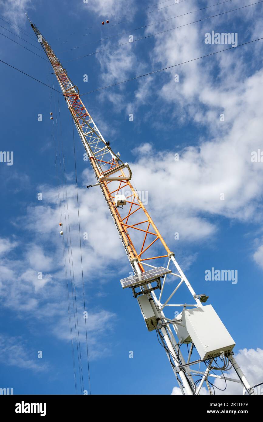 PRODUKTION - 14. September 2023, Baden-Württemberg, Geislingen/Steige: Solarpaneele und Sensoren befinden sich auf einem Messmast eines Windtestfeldes. Im Rahmen des süddeutschen WindforS-Forschungsclusters Windenergie hat sich das Zentrum für Solarenergie- und Wasserstoffforschung (ZSW) Baden-Württemberg zum Ziel gesetzt, Windturbinen für den Einsatz in komplexen Topographien zu optimieren. Laut ZSW ist das Windenergie-Testfeld das weltweit erste in bergigem Gelände. Foto: Stefan Puchner/dpa Stockfoto