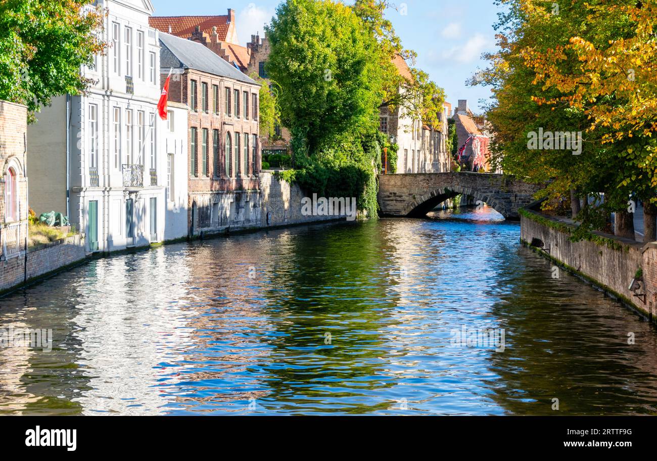 Charakteristischer Blick auf die Kanäle von Brügge, Belgien Stockfoto