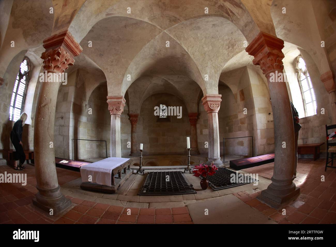 Quedlinburg, Deutschland. September 2023. Blick in die Krypta der Stiftskirche in Quedlinburg. Teile des Quedlinburger Domschatzes, einer der bedeutendsten deutschen Kirchenschätze, wurden am Ende des Krieges von einem amerikanischen Soldaten gestohlen. Die Rückkehr in die Harzstadt wurde vor 30 Jahren gefeiert. Die Suche nach zwei Teilen wird jedoch fortgesetzt. Quelle: Matthias Bein/dpa/Alamy Live News Stockfoto