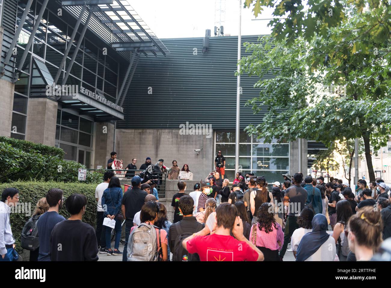 Seattle, USA. September 2023. Kurz nach 17:30 Uhr begannen die Demonstranten, von der Dexter Avenue und der Thomas St. zu marschieren Der Ort Jaahnavi Kandula wurde von einem SPD-Offizier getroffen und getötet, der auf einen Anruf ohne Licht und Sirenen Anfang dieses Jahres im Januar reagierte. Die Gruppe marschierte durch den Technologiebezirk von Seattle zum Polizeibezirk der West SPD. In den sozialen Medien kam es zu einer weit verbreiteten Empörung, als ein hochrangiger SPD-Offizier lachte und verächtliche Kommentare über den Wert des 23-jährigen Studentenlebens machte. Quelle: James Anderson/Alamy Live News Stockfoto