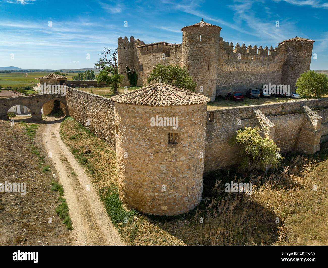 Aus der Vogelperspektive auf die mittelalterliche Burg Almenar in der Nähe von Soria Spanien, schützen vier runde Türme den Innenhof, umgeben von befestigten Außenmauern Stockfoto