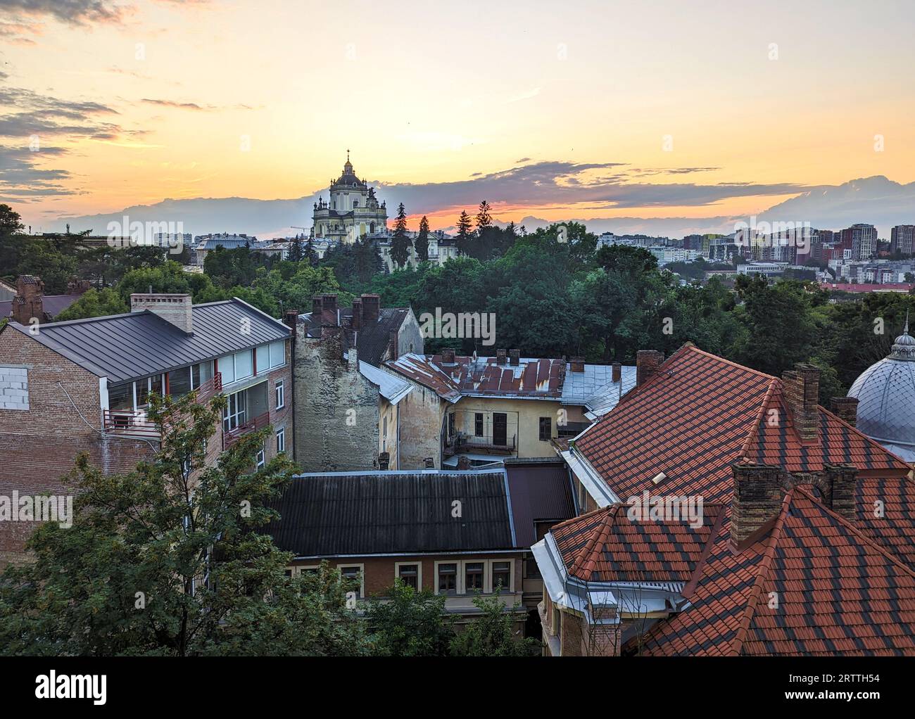Juli 2023. Ukraine. Lviv. Ein unglaublich schönes Panorama bei Sonnenuntergang. Romantisches Lviv aus der Vogelperspektive. Lemberg ist die kulturelle Hauptstadt der Ukraine Stockfoto
