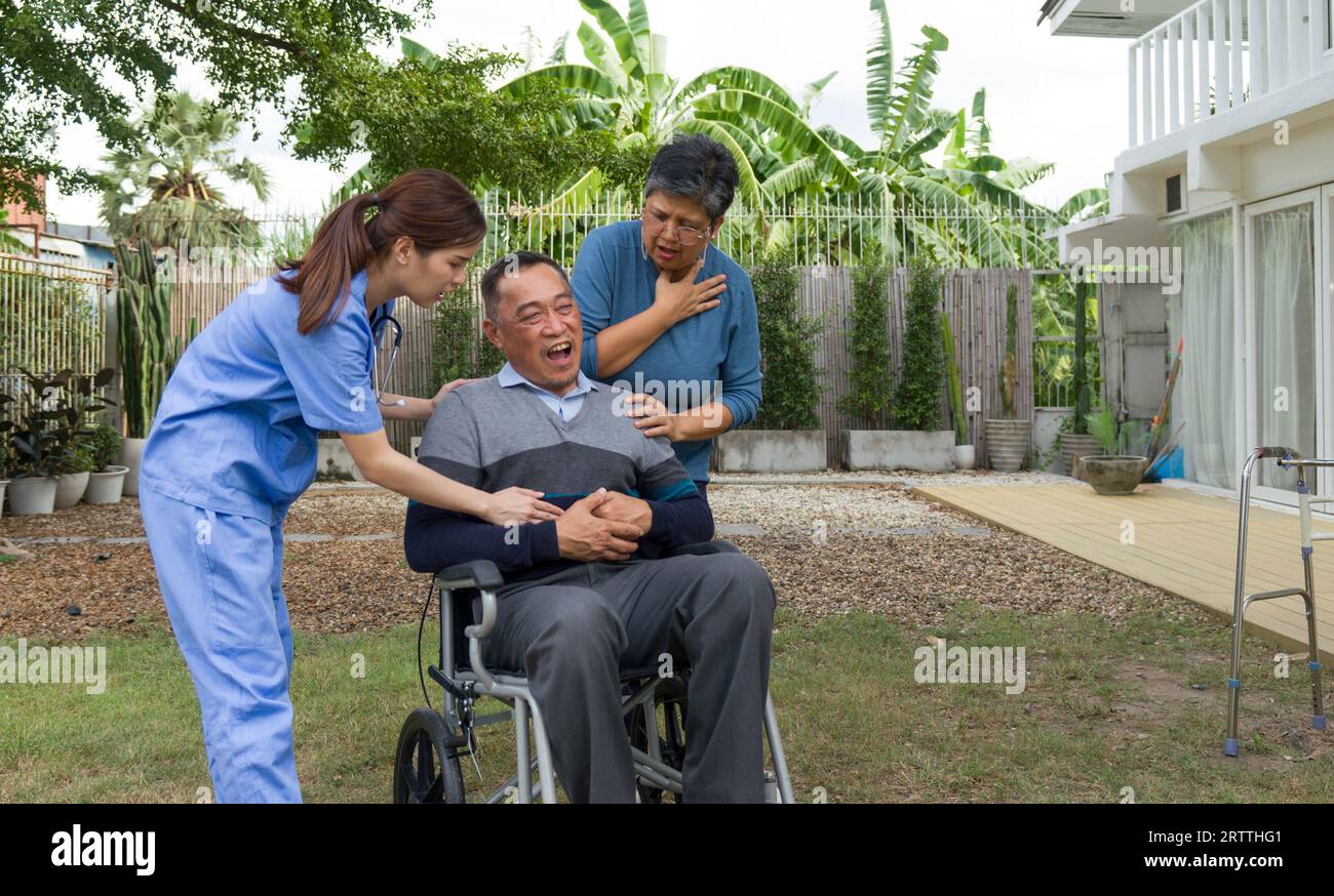 Krankenschwester als Seniorenhelfer im Rollstuhl in einem Garten zu Hause. Die Szene umfasst Gesundheitsversorgung, Mitgefühl, Unterstützung und Altersvielfalt. Stockfoto