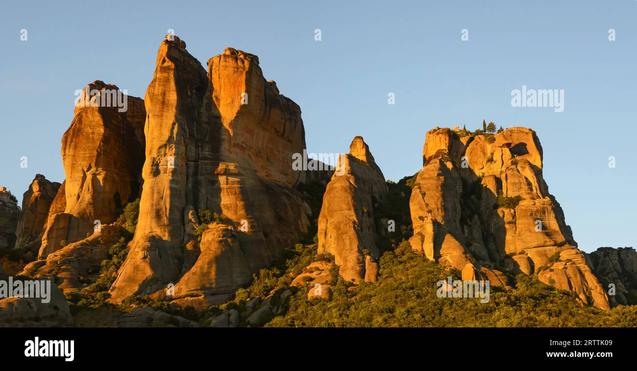GRIECHENLAND, THESSALIEN, DIE METEORES. LANDSCHAFT AM ABEND VOM DORF KALAMBAKA. AUF DER RECHTEN SEITE DAS KLOSTER AGIOS STEFANOS. DIE METEORES SIND GE Stockfoto