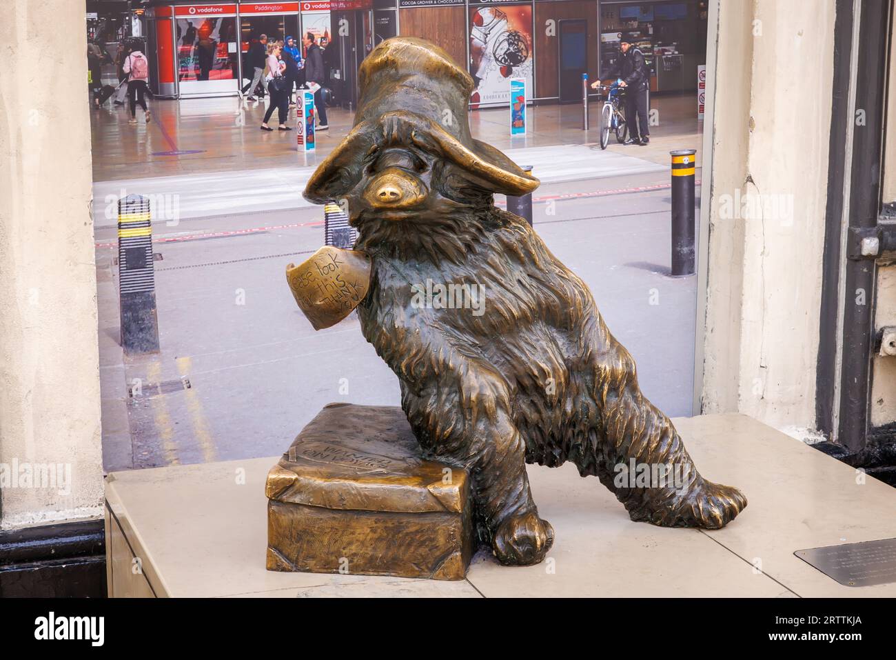 Bronzestatue des Paddington Bären in der Paddington Station. London, England Stockfoto
