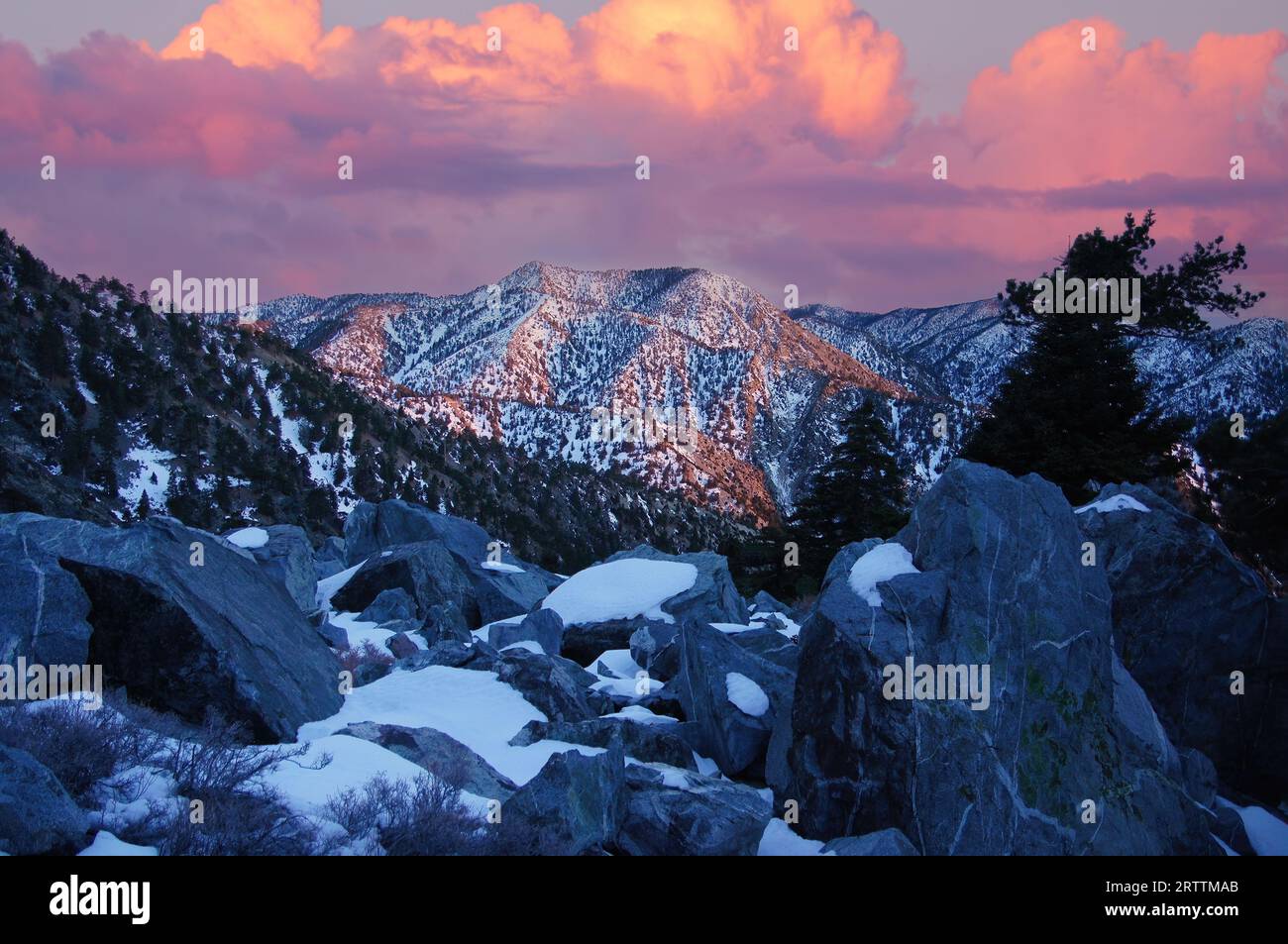 Der lebhafte Sonnenuntergang über den San Gabriel Mountains über den Gipfel des San Antonio, AUCH BEKANNT ALS Mount Baldy oder Old Baldy. Los Angeles und San Bernardino Counties, C Stockfoto