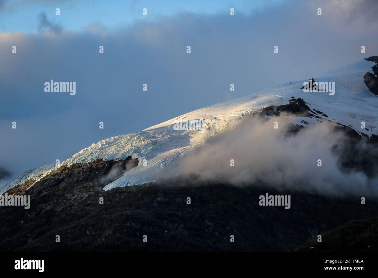 Chilenischer Patagonischer Gletscher auf den Bergen, Alberto de Agostini Nationalpark, Cordillera Mount Darwin, Anden, Feuerland, Eisfeld, bewölkt, Chile Stockfoto