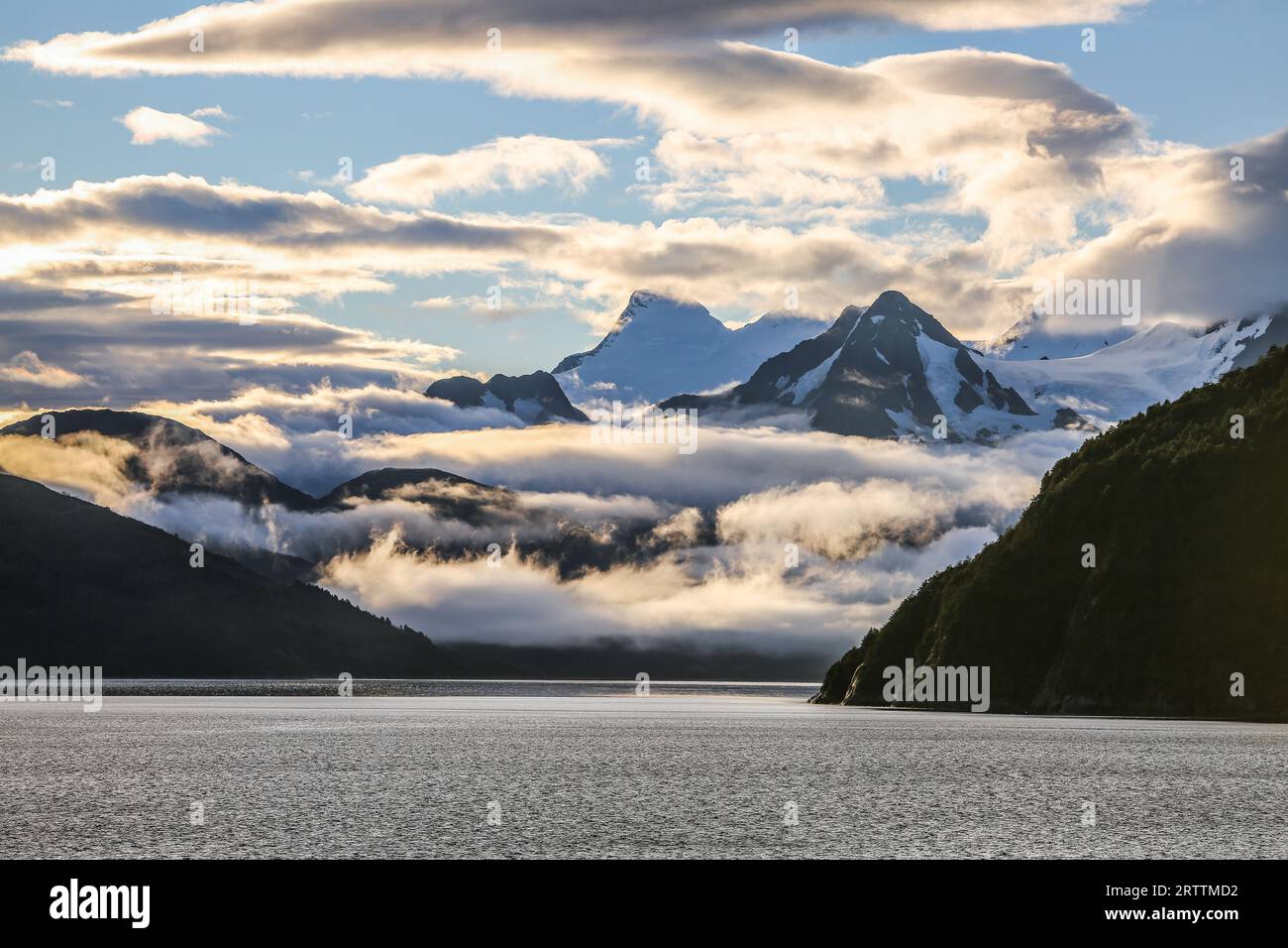 Chilenisches Patagonien, Alberto de Agostini Nationalpark, Cordillera Mount Darwin, Anden, Feuerland, Eisfeld, Gletscher, bewölkt, Chile Stockfoto