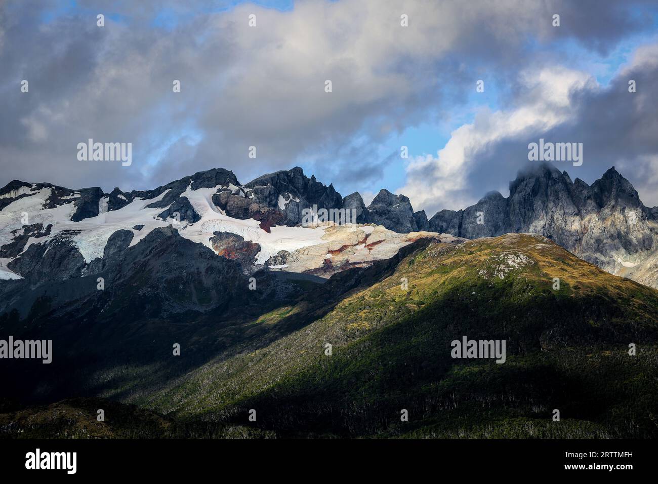 Chilenisches Patagonien, Alberto de Agostini Nationalpark, Cordillera Mount Darwin, Anden, Feuerland, Eisfeld, Gletscher, bewölkt, Chile Stockfoto