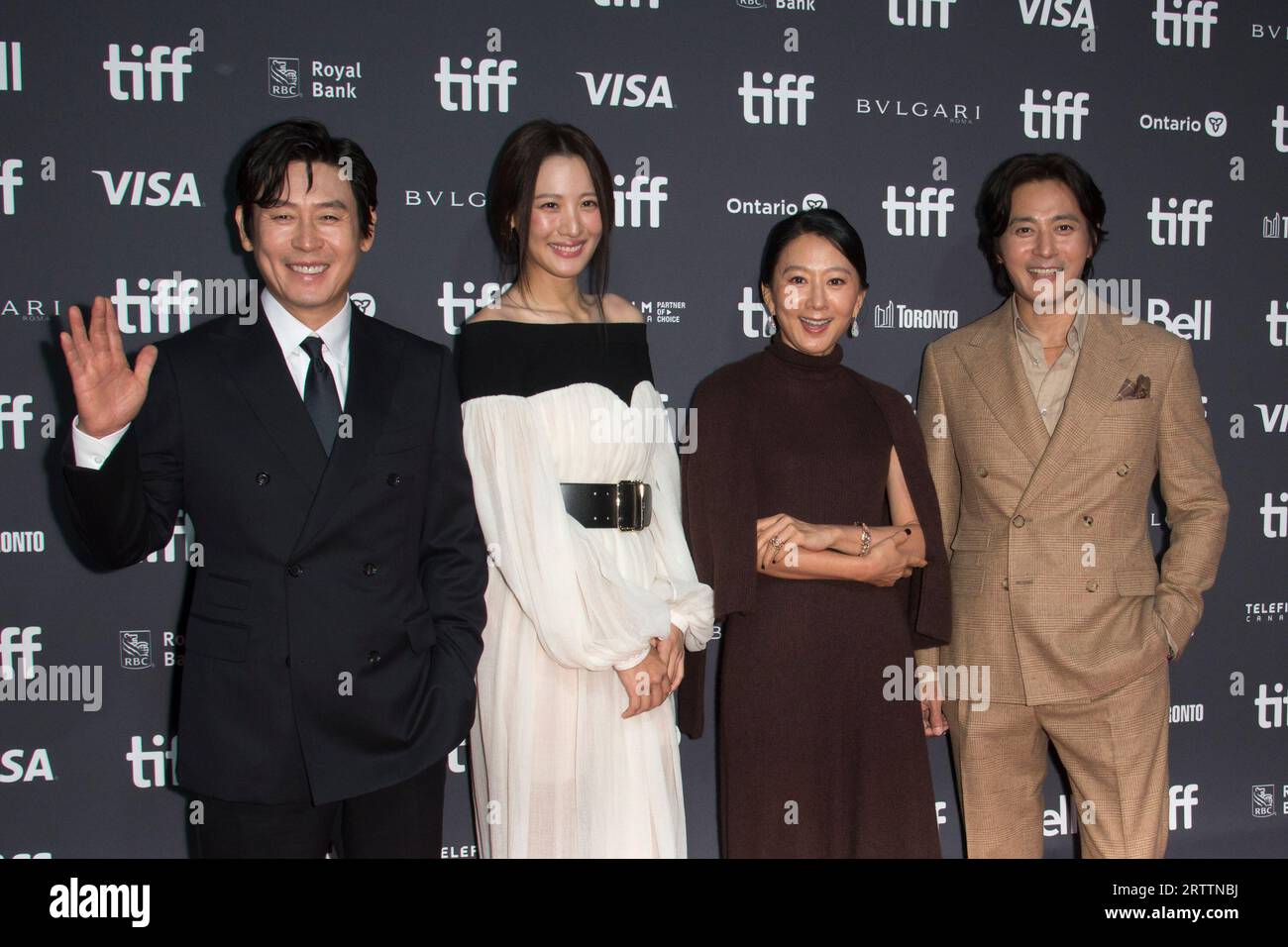 Toronto, Kanada. September 2023. Von links nach rechts: Sol Kyung-gu, Kim Soo-hyun (Claudia Kim), Kim Hee-AE und Jang Dong-Gun nehmen an der Premiere „A Normal Family“ während des Toronto International Film Festival (TIFF) 2023 in der Roy Thomson Hall Teil. Quelle: SOPA Images Limited/Alamy Live News Stockfoto