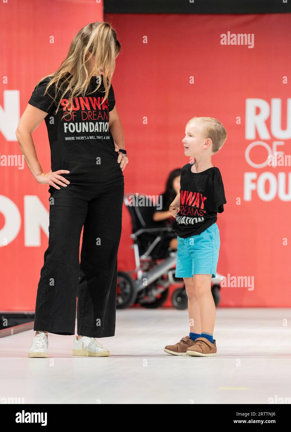 Model Walks Runway, gesponsert von Stride Rite für Runway of Dreams Foundation Adaptive Fashion während der Fashion Week bei Powerhouse Arts in New York am 13. September 2023 Stockfoto