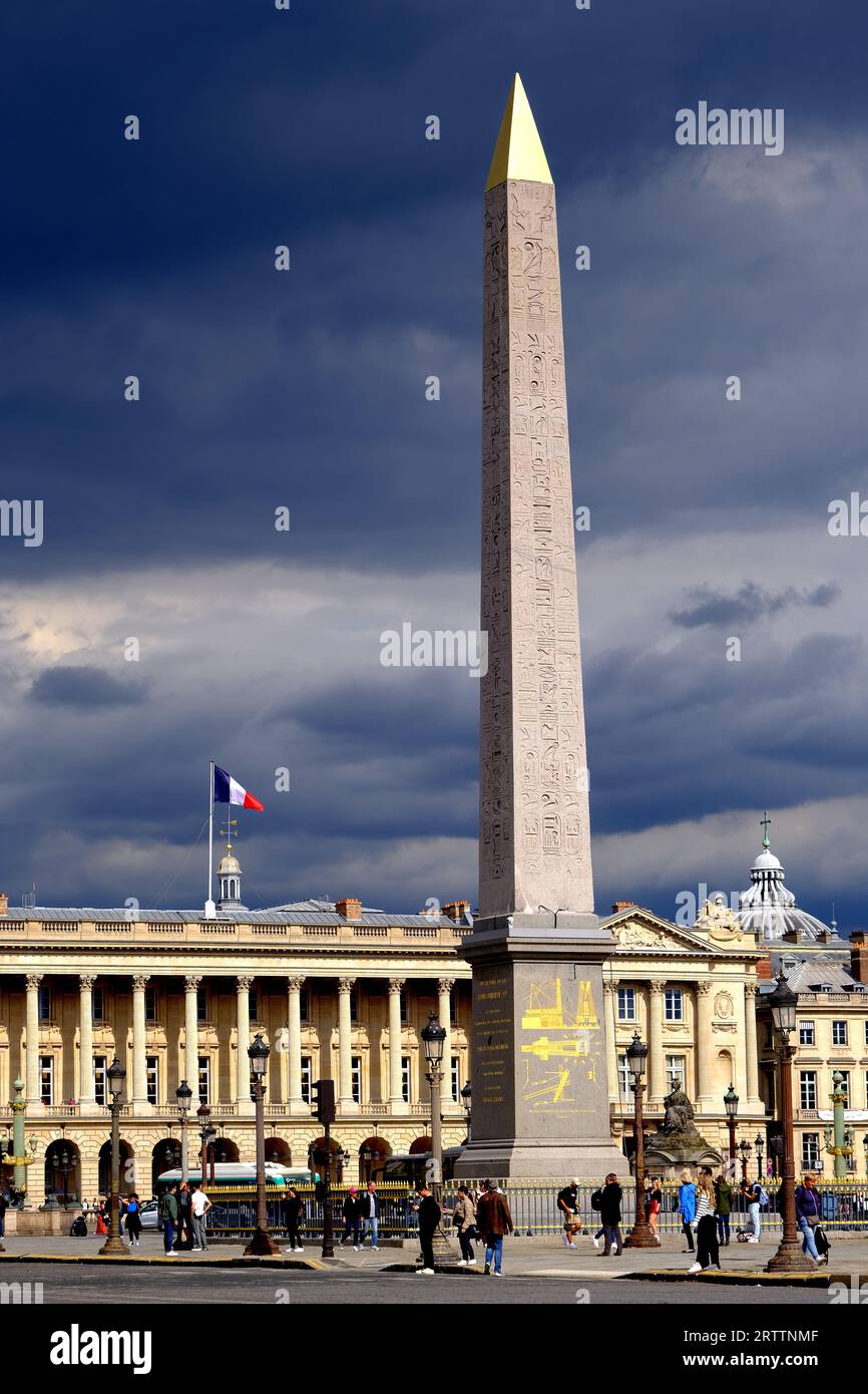 Der ägyptische Obilesk steht auf dem Platz Concorde in Paris Stockfoto