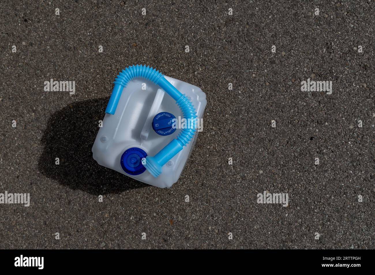 AdBlue-Wasser-Kraftstoffkanister mit Trichter im Auto Stockfoto